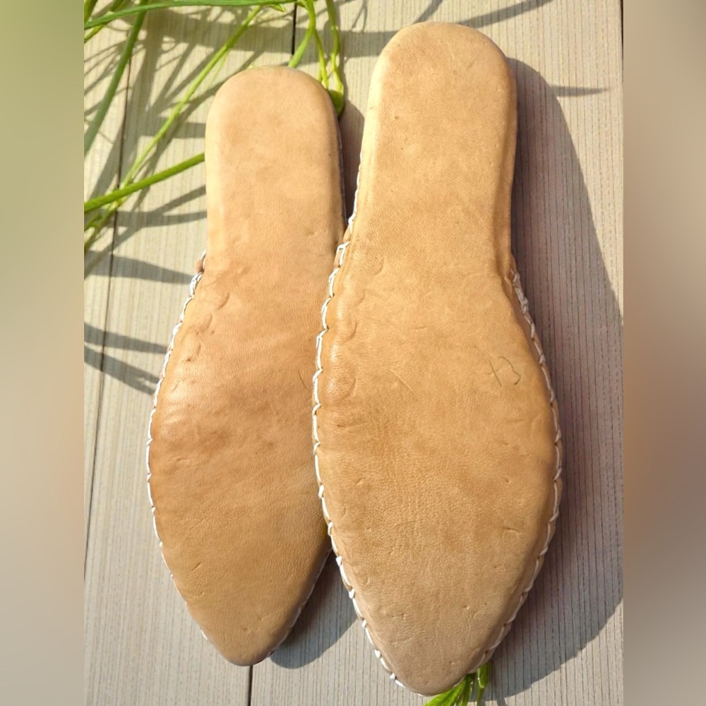 Pharaonic Egyptian Handmade Leather Slippers. Tooled Metallic Nefertiti Design - Picture 9 of 14